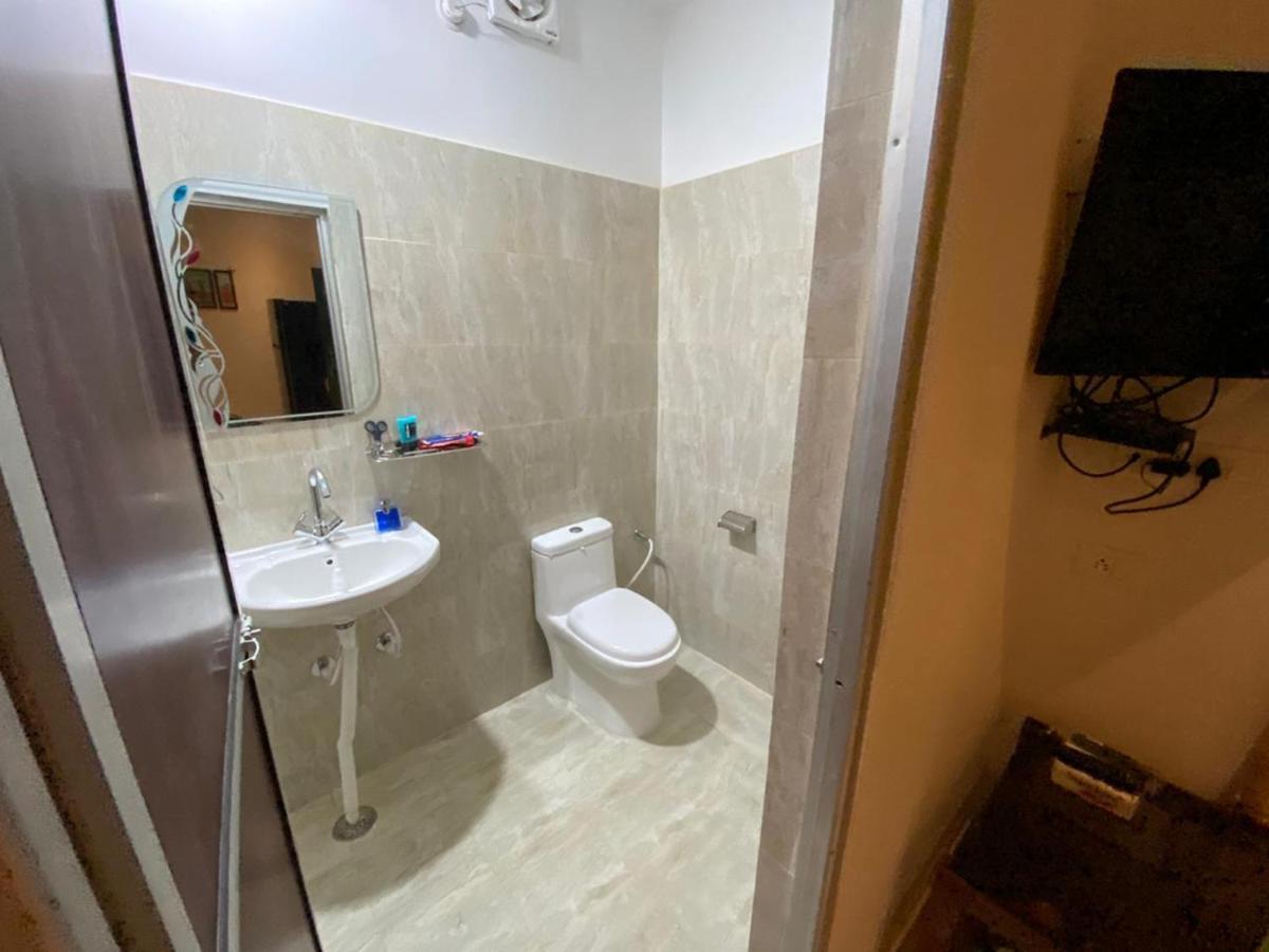 The Sunaina Hotel Varanasi Bagian luar foto
