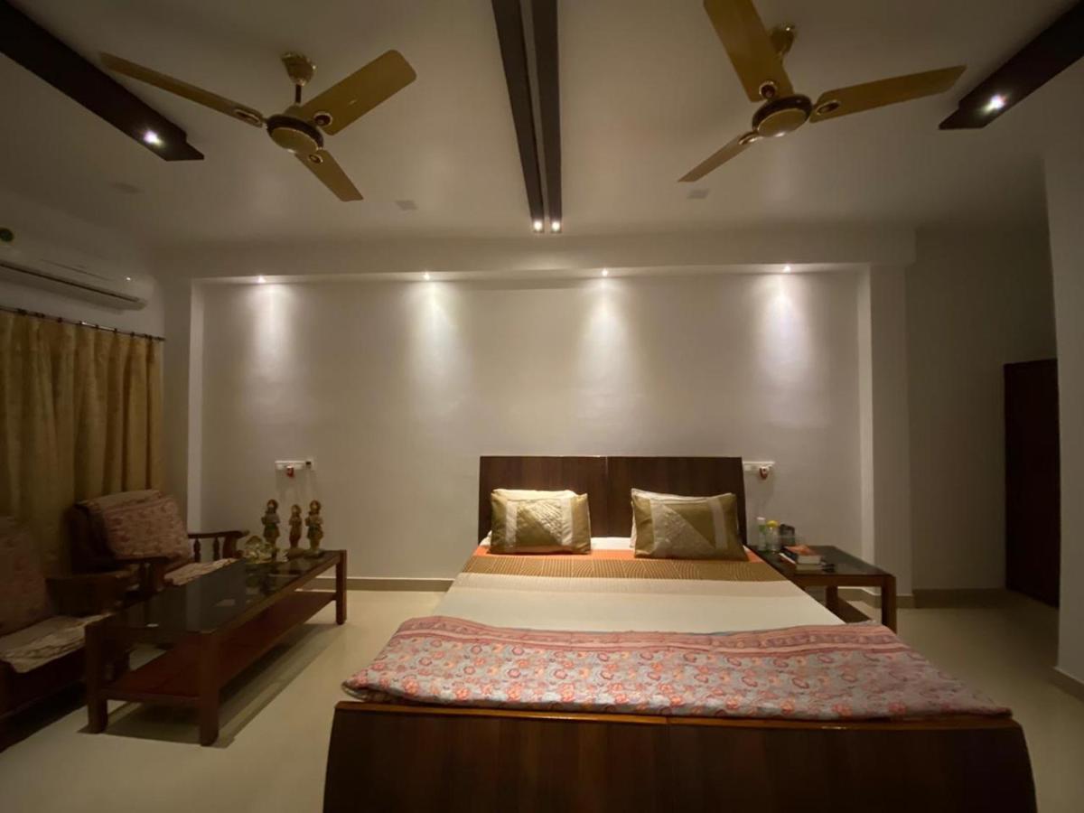 The Sunaina Hotel Varanasi Bagian luar foto